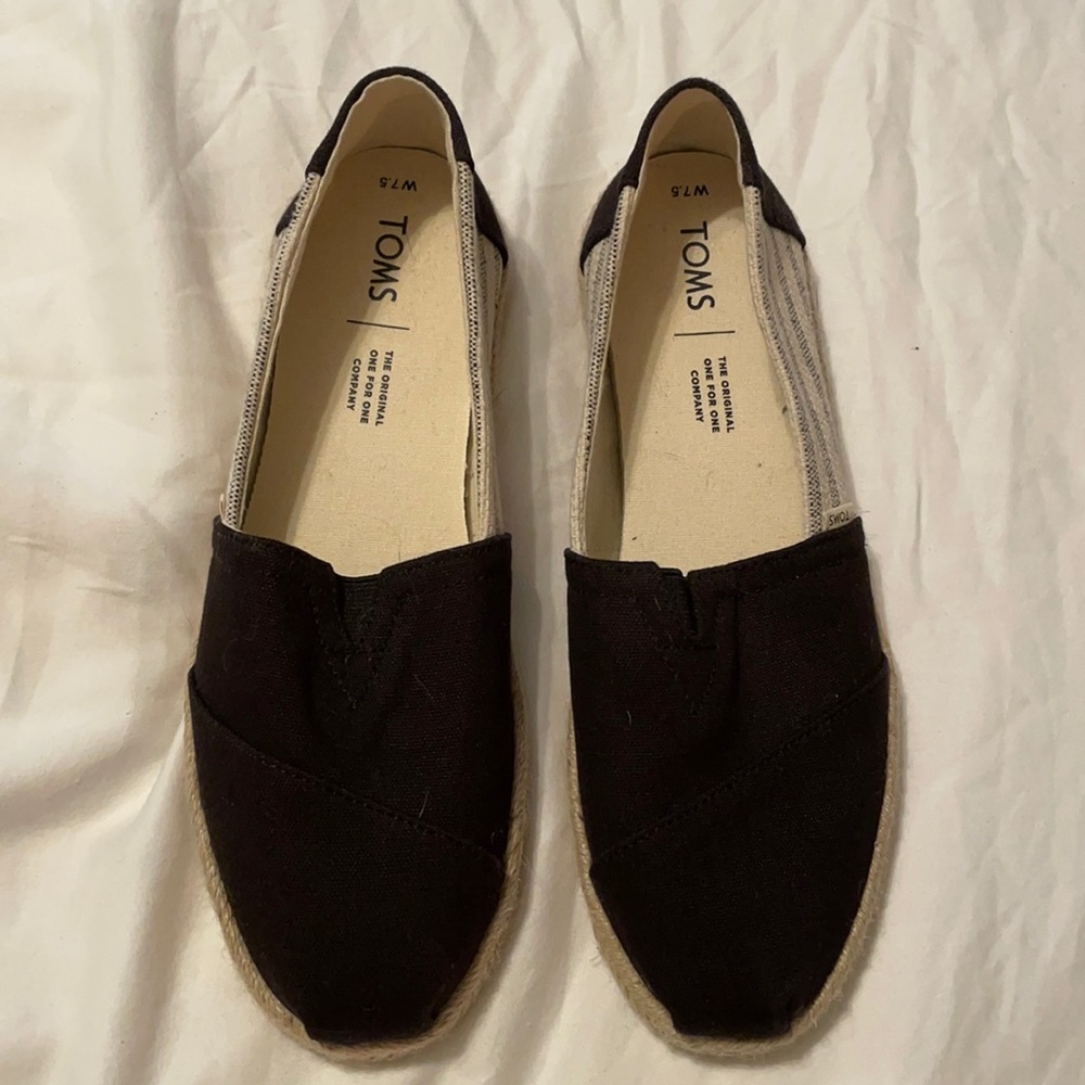 * NEW- TOMS FLATS
